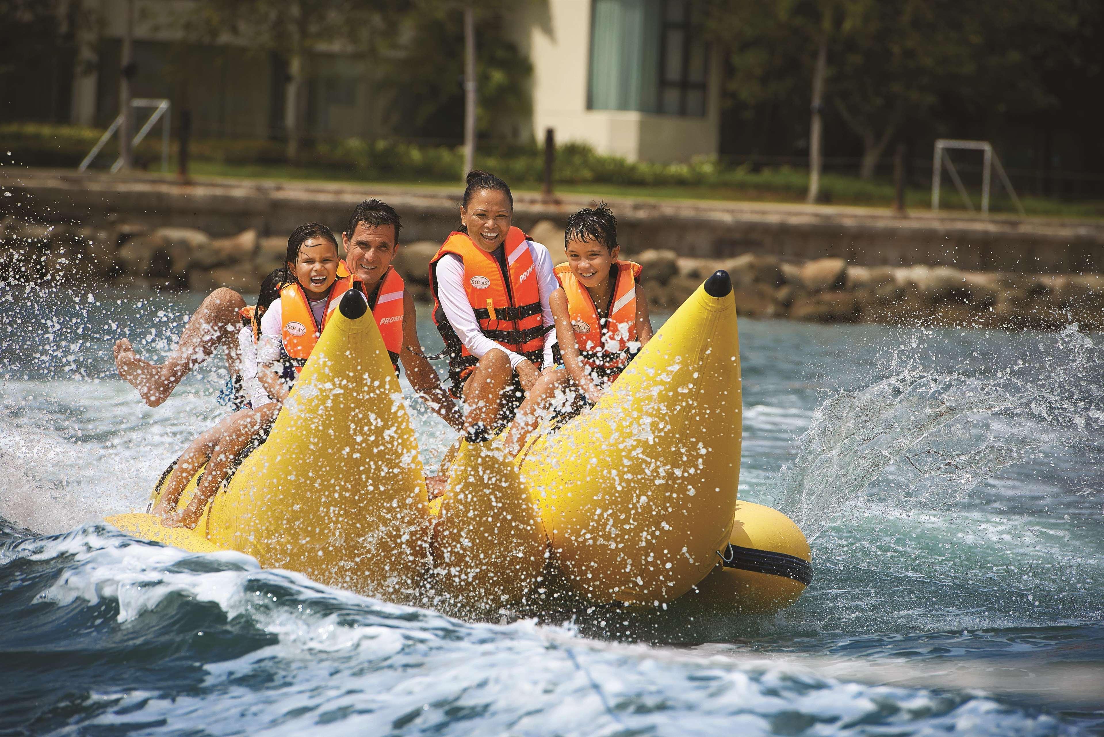 Shangri-La Tanjung Aru, Kota Kinabalu Esterno foto A banana boat