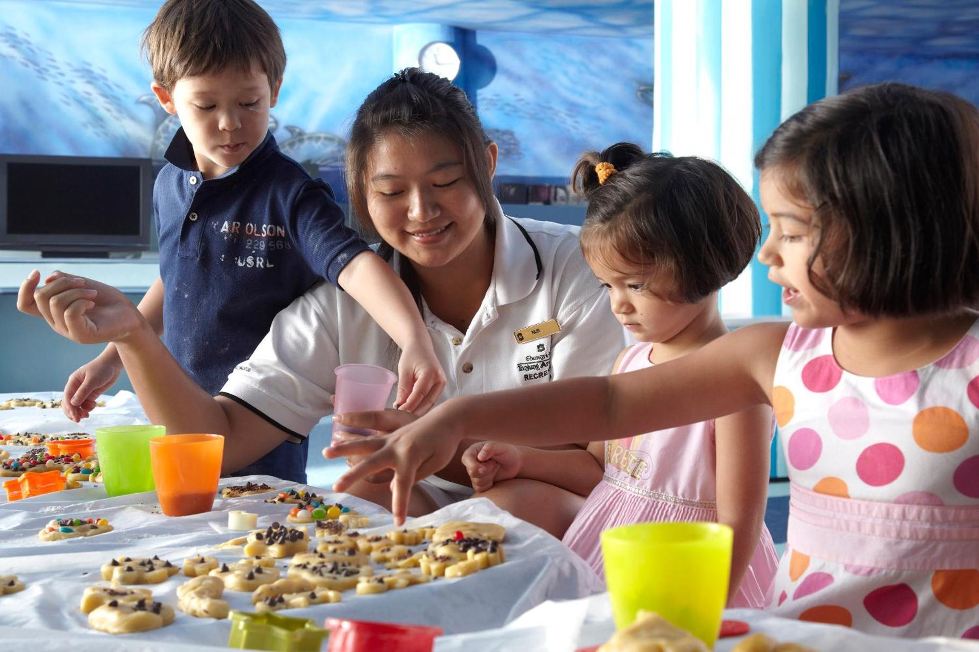 Shangri-La Tanjung Aru, Kota Kinabalu Esterno foto A teacher and children at the Early Years Centre